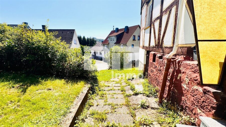 2 Einfamilienhäuser in gesuchter Wohnlage mit viel Potenzial zum Paketpreis - Zuweg zu beiden Häus